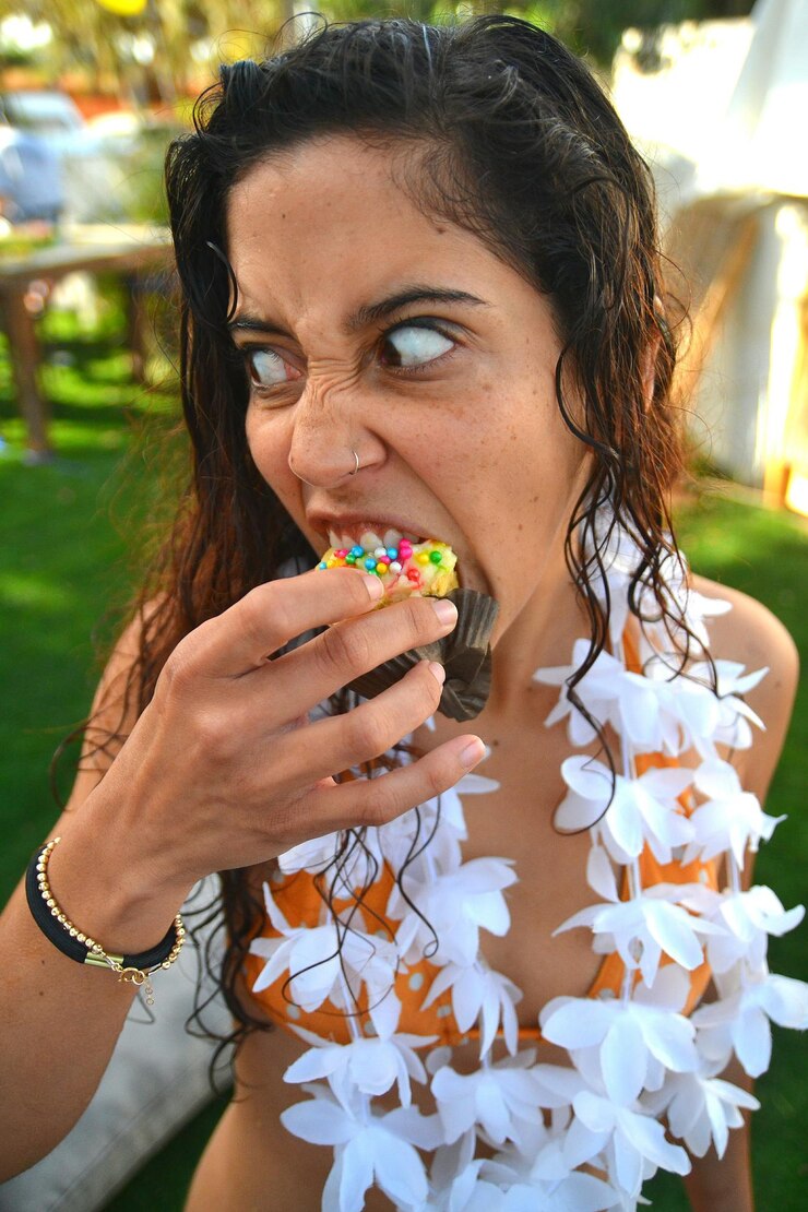 Foto primer plano de una mujer joven comiendo pasteles