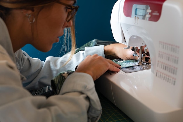 primer plano, de, un, mujer joven, costura, con, máquina de coser