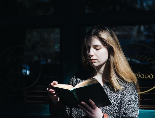 Foto primer plano de una mujer joven con un libro