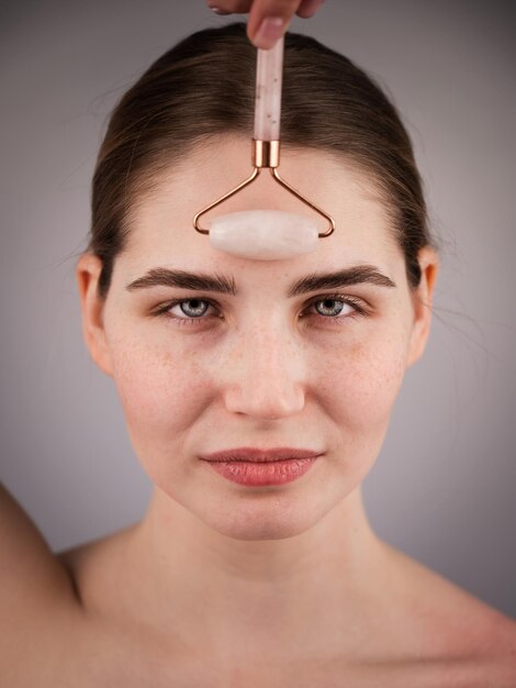 Foto primer plano de una mujer joven con maquillaje