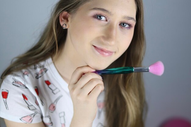 Primer plano de una mujer joven con maquillaje