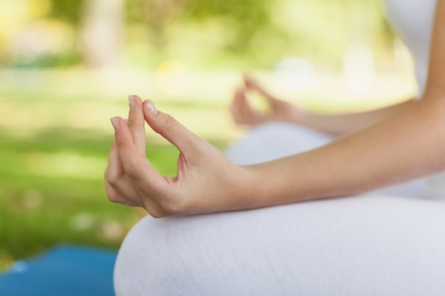 Primer plano de mujer joven meditando