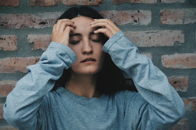 Primer plano de una mujer joven con los ojos cerrados