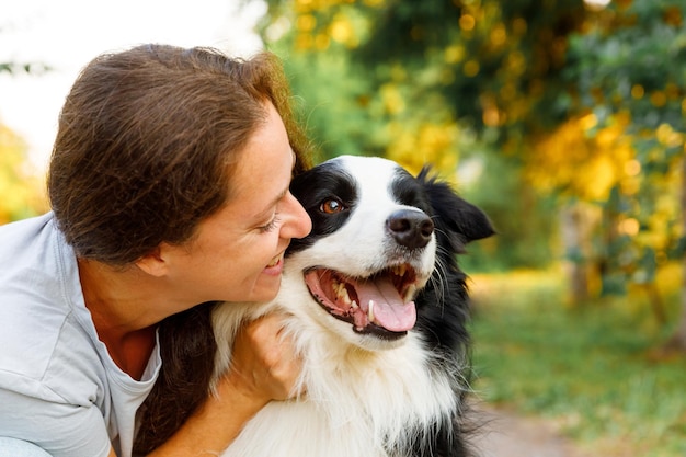 Foto primer plano de una mujer joven con un perro