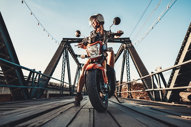 Primer plano mujer joven sentada en la moto.