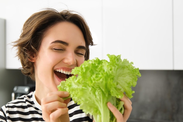 Foto primer plano de una mujer joven sosteniendo una flor