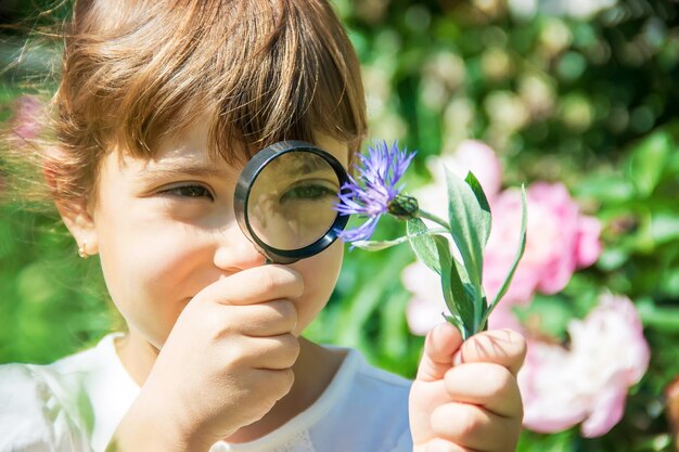 Primer plano de una mujer joven sosteniendo una flor