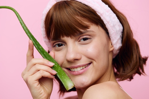 Foto primer plano de una mujer joven sosteniendo una planta