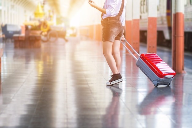 Primer plano de mujer joven viajero