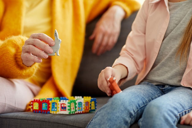 Primer plano de mujer jugando con niño