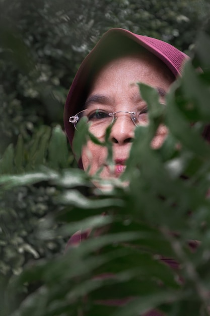 Foto primer plano de una mujer junto a las plantas