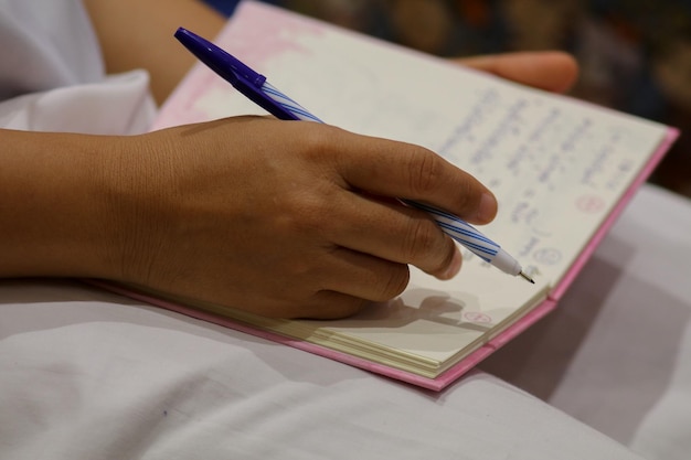 Foto primer plano de una mujer leyendo un libro en la mesa