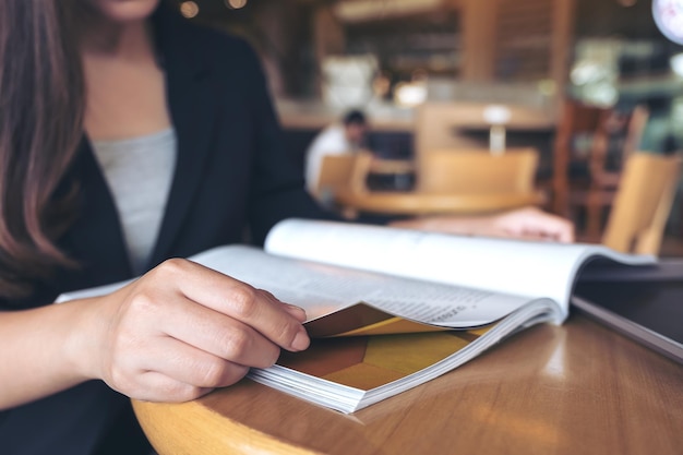 Foto primer plano de una mujer leyendo una revista