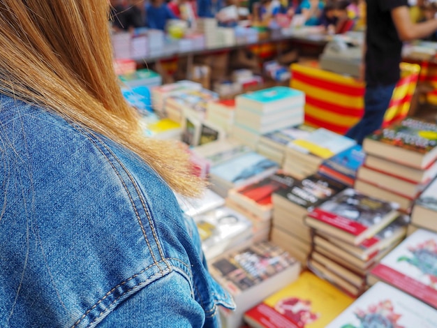 Foto primer plano de una mujer en una librería