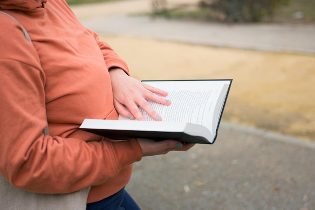 Primer plano de una mujer con un libro en sus manos