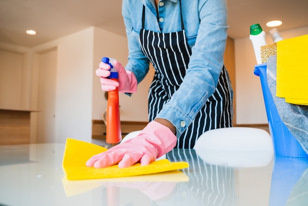 Primer plano de mujer limpiando su casa.