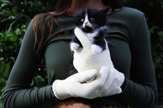 Foto primer plano de una mujer con la mano sentada al aire libre