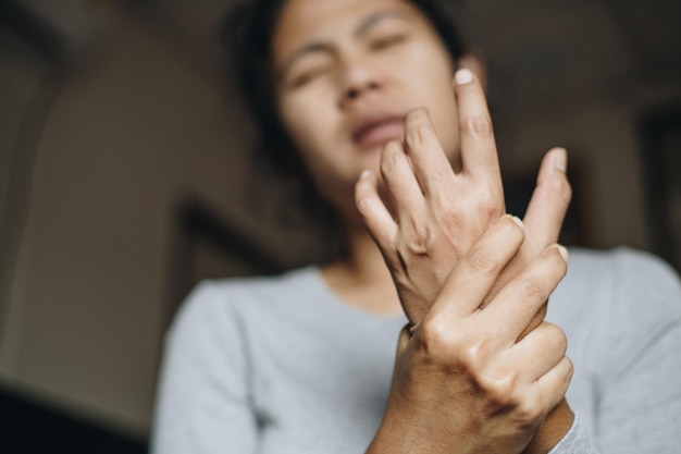 Foto primer plano de una mujer con manos