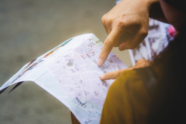 Foto primer plano de una mujer con un mapa