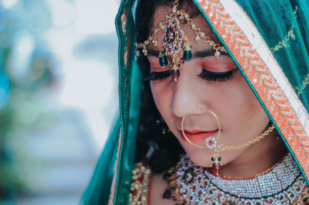 Primer plano de una mujer con maquillaje y joyas