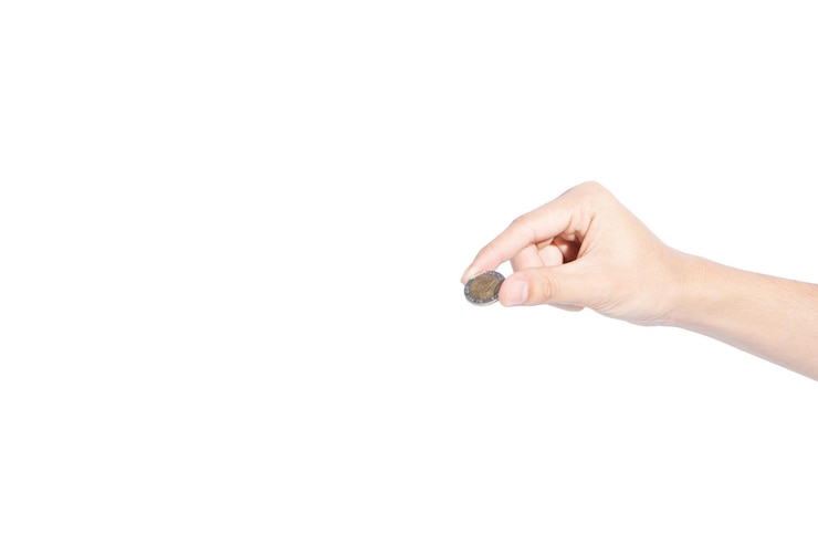 Foto primer plano de una mujer con monedas contra un fondo blanco