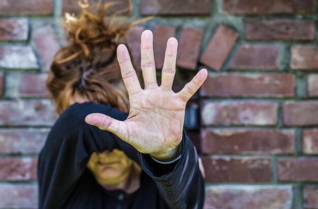 Foto primer plano de una mujer mostrando el gesto de parada