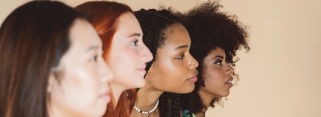 Foto primer plano de una mujer multiétnica sobre fondo beige, se centran en la mujer de fondo