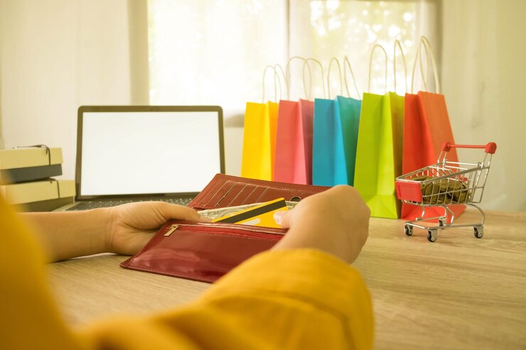 Foto primer plano de una mujer de negocios comprando en línea en la oficina