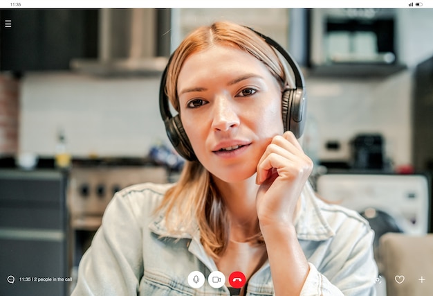 Primer plano de una mujer de negocios joven que tiene una videollamada de trabajo mientras se queda en casa. Nuevo estilo de vida normal. Concepto de negocio.