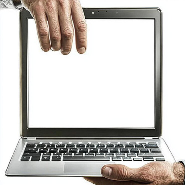 Foto primer plano de una mujer de negocios negra escribiendo en un teclado de portátil en una oficina sola