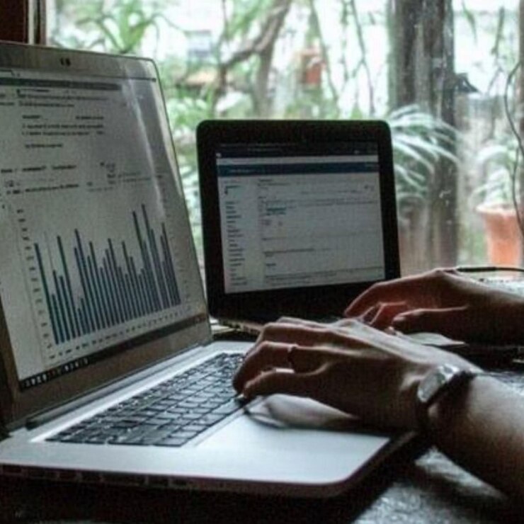 Foto primer plano de una mujer de negocios negra escribiendo en un teclado de portátil en una oficina sola