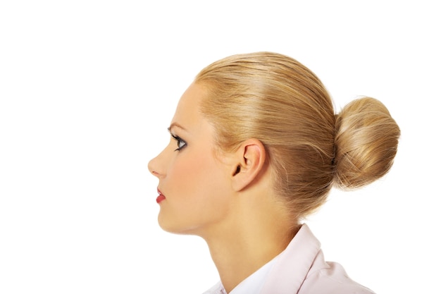 Foto primer plano de una mujer de negocios con el pelo en un fondo blanco