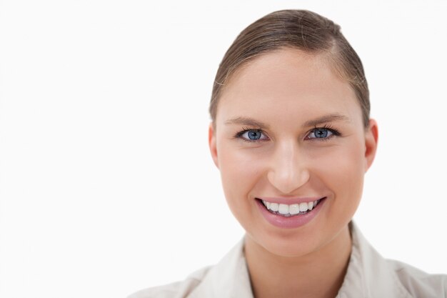 Primer plano de una mujer de negocios sonriendo a la cámara