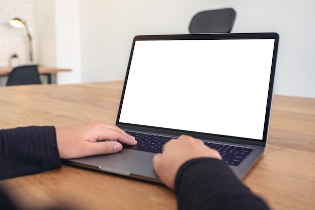 Primer plano de una mujer de negocios usando una computadora portátil en la oficina