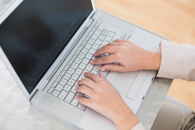 Primer plano de una mujer de negocios usando una computadora portátil