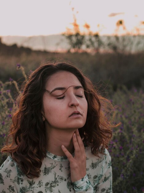 Foto primer plano de una mujer con los ojos cerrados