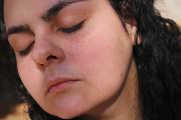 Primer plano de una mujer con los ojos cerrados