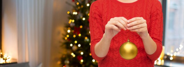 Foto un primer plano de una mujer con una pelota de navidad