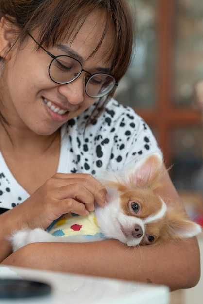 Foto primer plano de una mujer con un perro