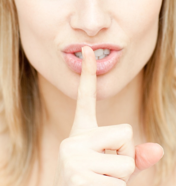 Foto primer plano de una mujer pidiendo silencio