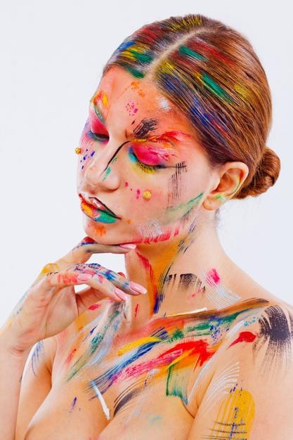 Primer plano de una mujer con pintura corporal