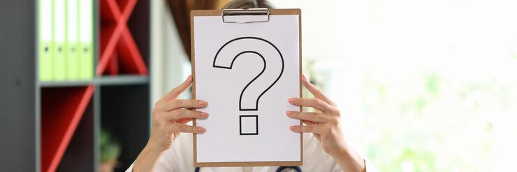 Foto primer plano de una mujer practicante que cubre la cara con papel con problemas médicos de signo de interrogación