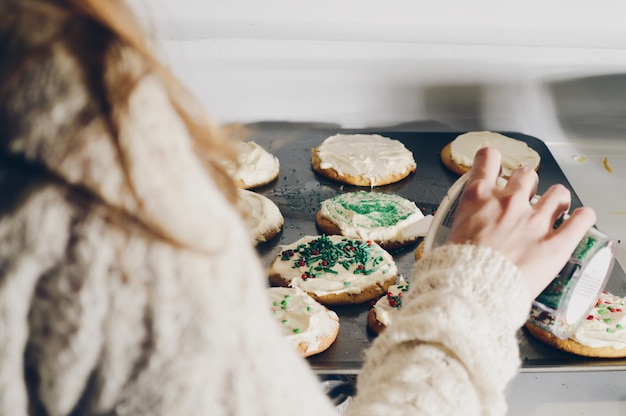 Primer plano de una mujer preparando comida en casa