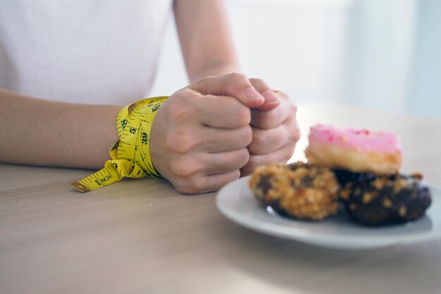 Foto primer plano de una mujer preparando comida en la mesa