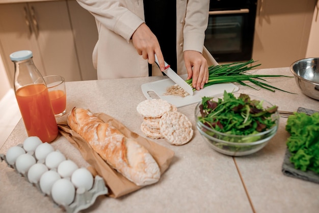 Primer plano de mujer preparando ensalada vegana de verduras en la cocina Estilo de vida de concepto de dieta y comida saludable Cocinar en casa