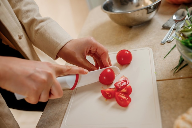 Primer plano de mujer preparando ensalada vegana de verduras en la cocina Estilo de vida de concepto de dieta y comida saludable Cocinar en casa