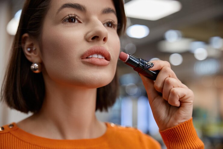 Foto primer plano de una mujer probando lápiz labial mate