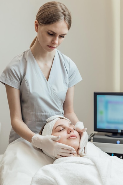 Primer plano de una mujer que recibe un tratamiento de peeling en un salón de belleza cosmética