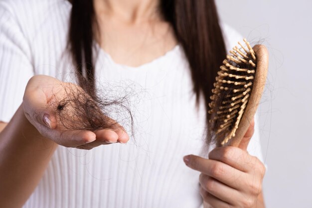 Primer plano de una mujer que se sostiene de la mano