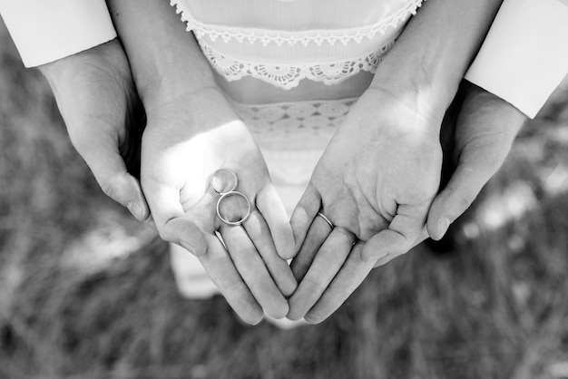 Foto primer plano de una mujer que se sostiene de la mano